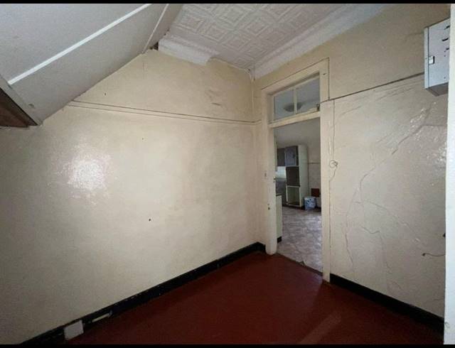 11 BEDROOM HOUSE FOR SALE IN BEZUIDENHOUT VALLEY